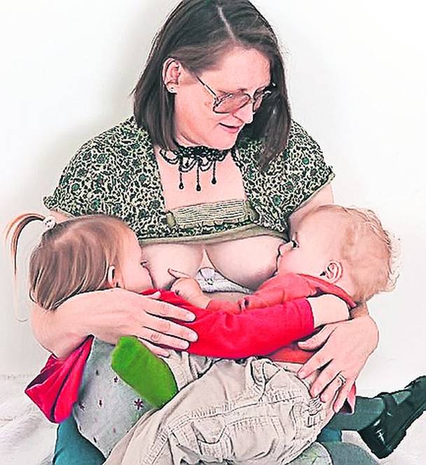 Stella, alăptându-și cei doi copii, în urmă cu patru ani
