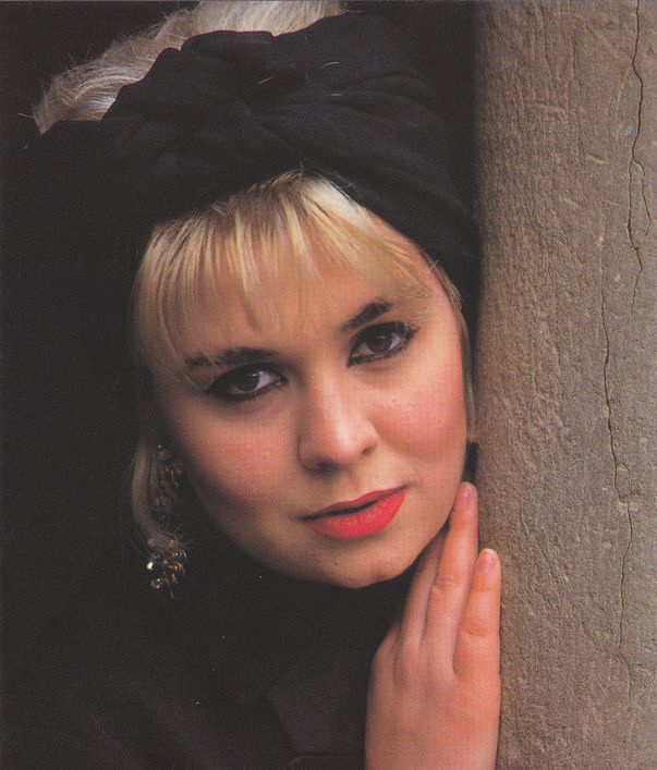 Îţi mai aminteşti cum arăta Monica Anghel, la 20 de ani?