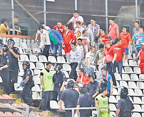 Jandarmii au evacuat bătăuşii