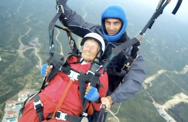 Peggy McAlpine a devenit, la 104 ani, cea mai batrână femeie care a sărit cu parapanta