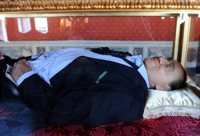 "BERLUSCONI MORT", întins pe catafalc - imaginea care a ŞOCAT azi lumea | FOTO