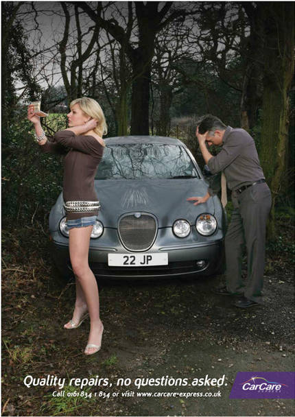 Cum reacţionează o blondă bună când iubitul ei face accident?