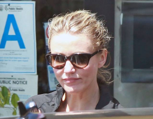 O recunoşti? Una dintre cele mai cunoscut DIVE de la Hollywood a apărut NEMACHIATĂ în public | FOTO