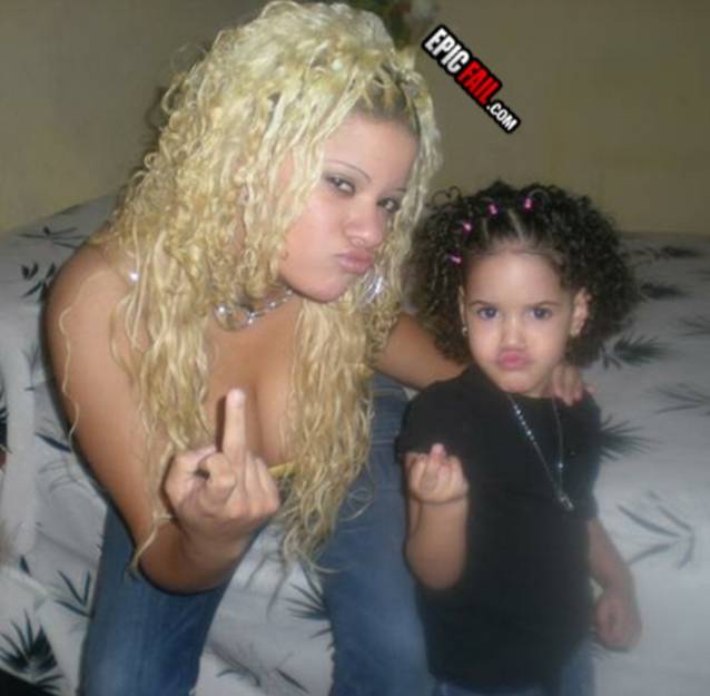 IMAGINEA CARE A REVOLTAT INTERNETUL! Ce o învaţă o mamă pe fetiţa ei este INADMISIBIL!