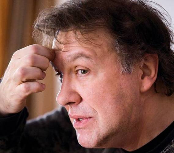 N-o să ghiceşti NICIODATĂ cine e acest băieţel cuminte, ajuns între timp mare artist!