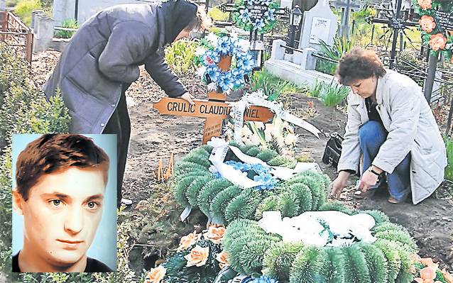 Mătușile lui Claudiu Crulic (foto mic), la mormântul acestuia din Dorohoi50