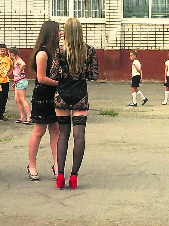 CE-OR FI ZIS PĂRINŢII EI? Această elevă a venit APROAPE GOALĂ, la Balul de Absolvire