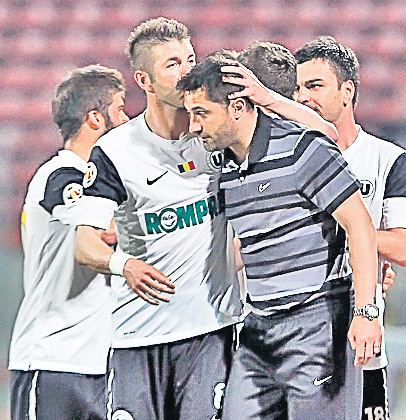 Niculescu (tricou în dungi), felicitat de jucători