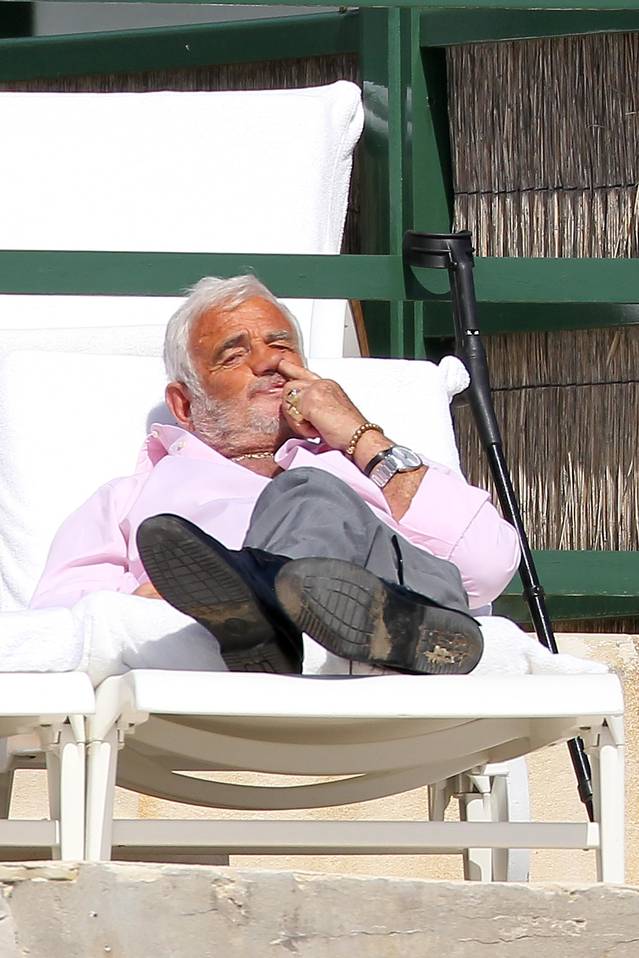 Jean-Paul Belmondo cu degetul în nas