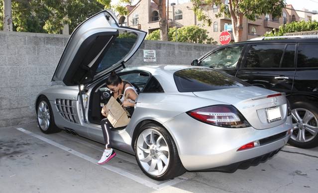 Kim Kardashian conduce maşina lui Kanye West