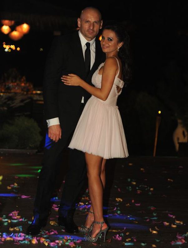 După miezul nopţii, Mirela a schimbat ţinuta şi a rămas într-o rochie Chanel roz ivoar până la nivelul genunchiului