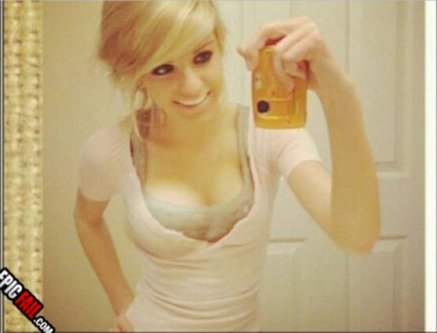 FETELOR, vedeţi ce face Photoshopul? Măreşte poza să vezi cum această tânără a ajuns DEFORMATĂ | FOTO