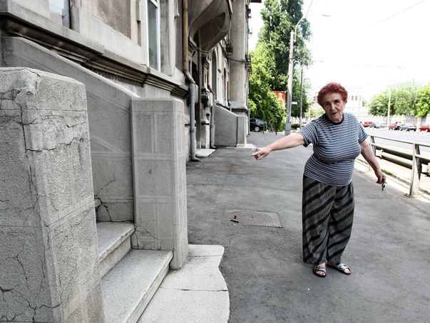 Locuitorii unui imobil de pe Calea Griviţei, ÎNSPĂIMÂNTAŢI! I-au invadat şerpii