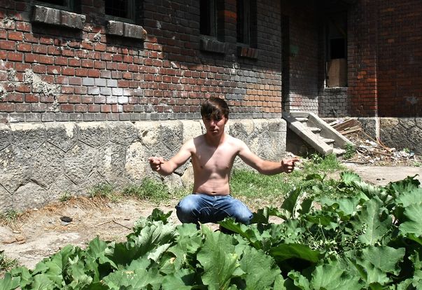 Locuitorii unui imobil de pe Calea Griviţei, ÎNSPĂIMÂNTAŢI! I-au invadat şerpii