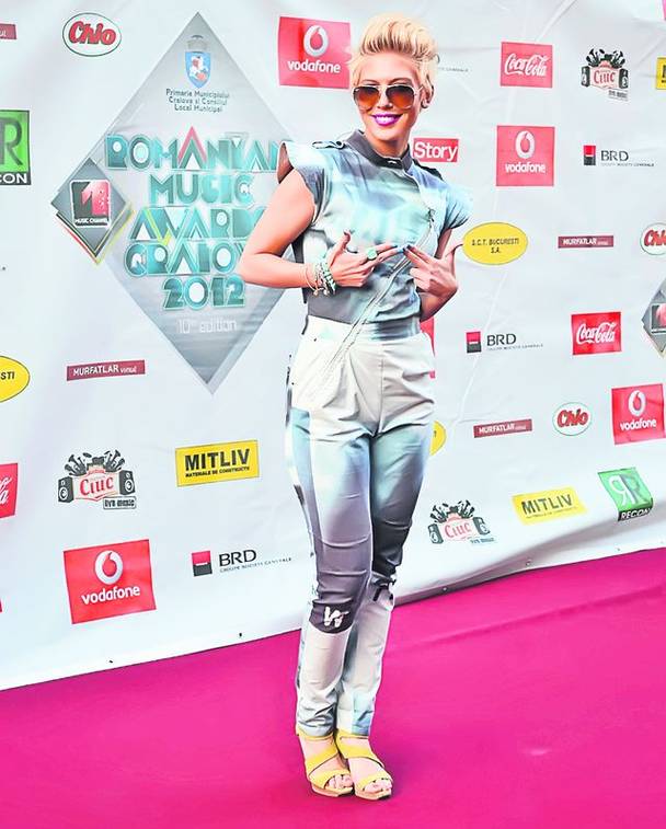 Designerul Ana Maria Cornea analizează ţinutele vedetelor de la Romanian Music Awards: «Andreea Bănică, rochie banală şi sâni lăsaţi»