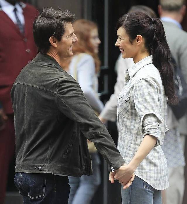 Tom Cruise nu-şi poate lua mâinile de pe Olga Kurylenko