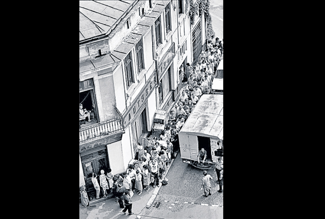 Ce-au ajuns grecii să facă din cauza crizei economice. Stau la coadă la mâncare ca românii pe vremea lui Ceauşescu