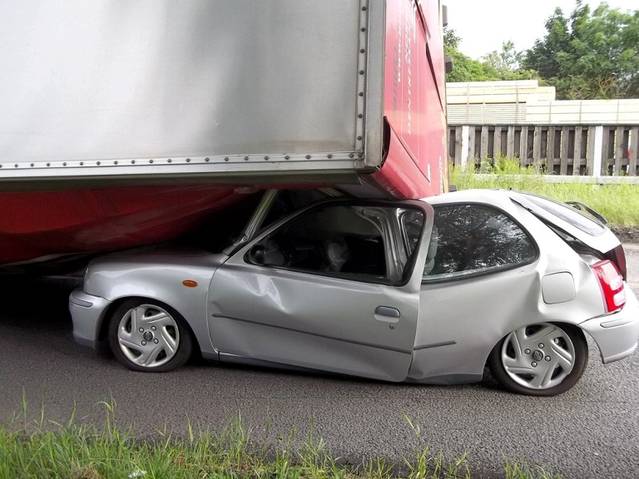 O femeie a scăpat miraculos dintr-un grav accident 