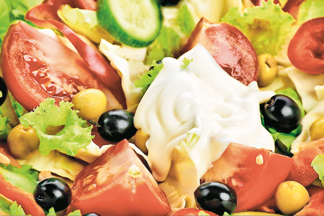 Prepară bunătăţi cu salată verde | Iată şase reţete simple care o au în rolul principal