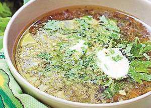 Prepară bunătăţi cu salată verde | Iată şase reţete simple care o au în rolul principal