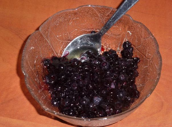 Carmen Brumă mănâncă afine la desert