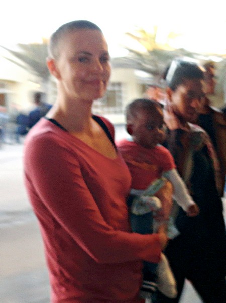 ACEASTĂ IMAGINE E ISTORIE. Intră s-o vezi pe Charlize Theron cum arată acum, când e cheală! FOTO