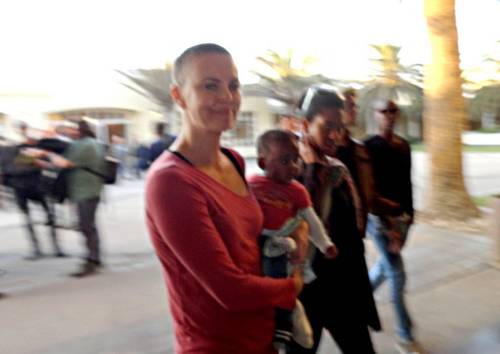 ACEASTĂ IMAGINE E ISTORIE. Intră s-o vezi pe Charlize Theron cum arată acum, când e cheală! FOTO