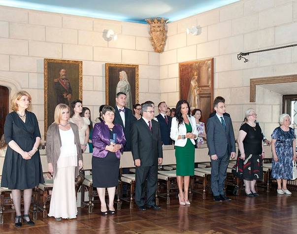 Mihaela Rădulescu, Cristina Topescu și alte persoane din mediul cultural, economic, educaţional şi din presa românească au fost decorate de Regele Mihai Mihaela Rădulescu, Cristina Topescu și alte persoane din mediul cultural, economic, educaţional şi din presa românească au fost decorate de Regele Mihai