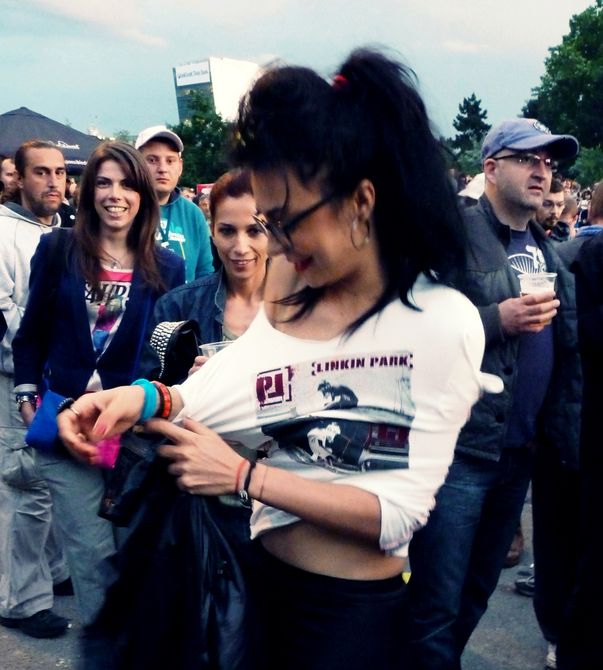 O vedetă de la noi s-a DEZBRĂCAT în faţa a mii de oameni, la concertul LINKIN PARK!