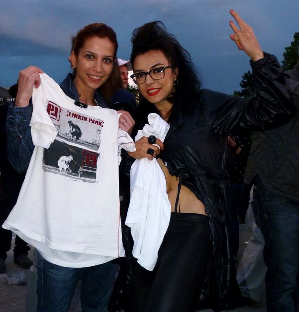 O vedetă de la noi s-a DEZBRĂCAT în faţa a mii de oameni, la concertul LINKIN PARK!