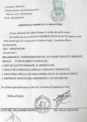 Băiatul care visează dintr-un scaun cu rotile