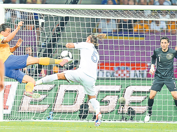 Eroare uriaşă la Euro 2012: Ucraina a marcat Angliei un gol valabil, dar nici unul dintre cei 5 arbitri n-a văzut că mingea a depăşit linia porţii