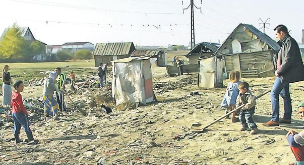 Primarul din Baia Mare şi-a pus în cap rromii pe care i-a mutat în "Uzina morţii": "Ne-a adus aici să ne otrăvească"