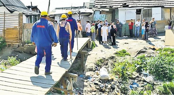 Primarul din Baia Mare şi-a pus în cap rromii pe care i-a mutat în "Uzina morţii": "Ne-a adus aici să ne otrăvească"