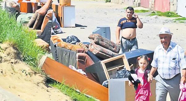 Primarul din Baia Mare şi-a pus în cap rromii pe care i-a mutat în "Uzina morţii": "Ne-a adus aici să ne otrăvească"