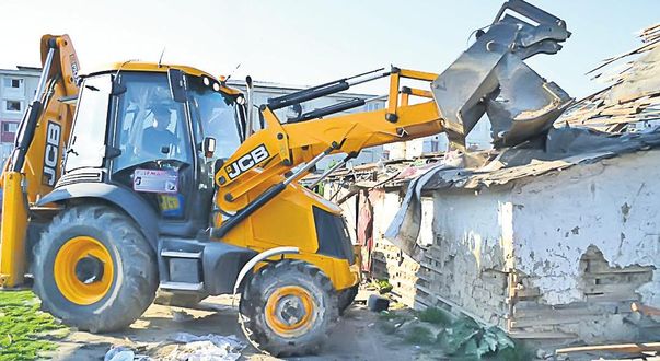 Primarul din Baia Mare şi-a pus în cap rromii pe care i-a mutat în "Uzina morţii": "Ne-a adus aici să ne otrăvească"