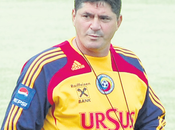 Umiliţi de sârbi în calificările pentru Euro, juniorii s-au mândrit cu pozele cu interlopul Ratko Buturovici