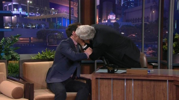 SĂRUTUL GAY! Uite pe cine a pupat pe buze Jay Leno