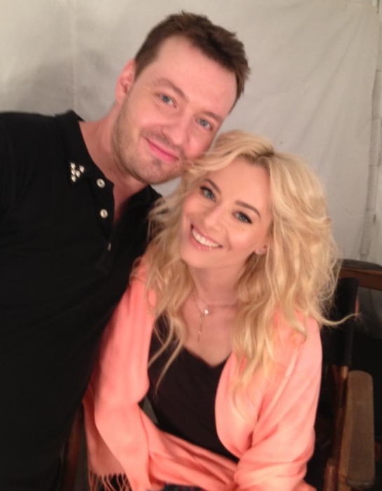 Uite ce zâmbitoare e Laura Cosoi după despărţirea de Smiley! Vezi cu ce bărbat s-a afişat | FOTO