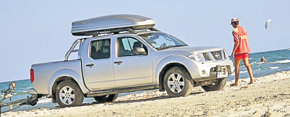 Învârtiți prin mare... cu excavatorul | VIDEO