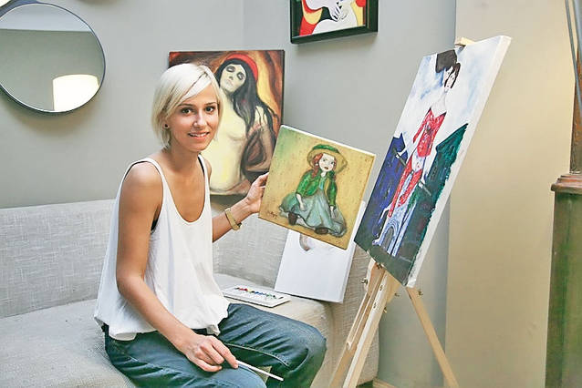 Blonduţa Picasso | Cântăreaţa Julia Jianu s-a apucat de pictură 