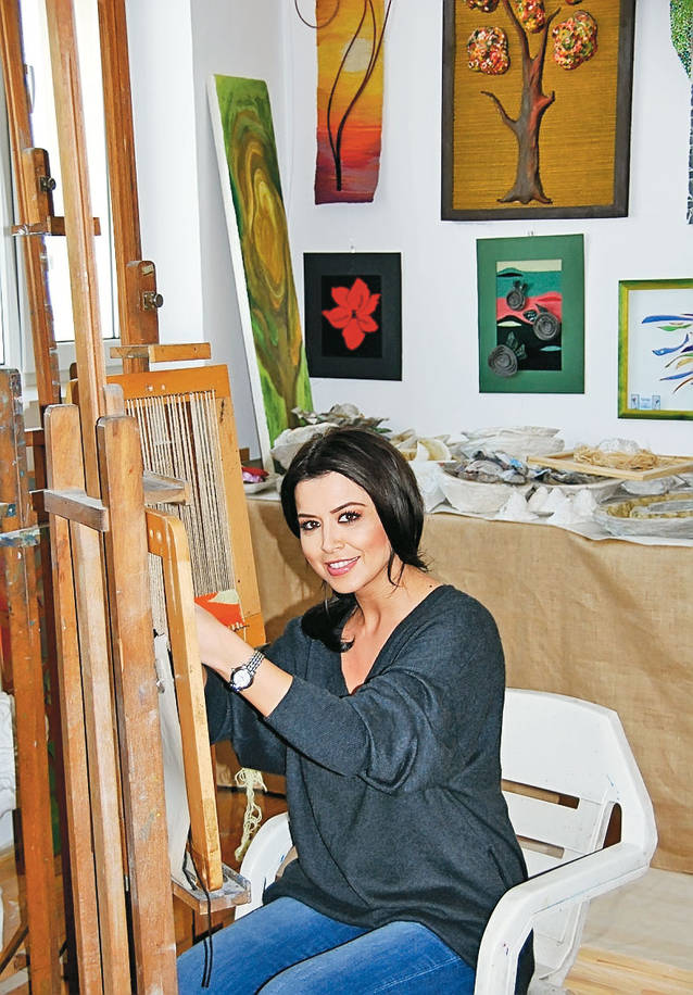 Blonduţa Picasso | Cântăreaţa Julia Jianu s-a apucat de pictură 