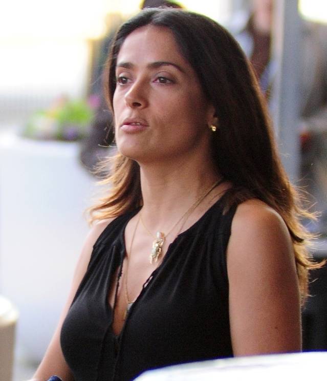 Salma Hayek, suprinsă de paparazzi nemachiată Salma Hayek, suprinsă de paparazzi nemachiată