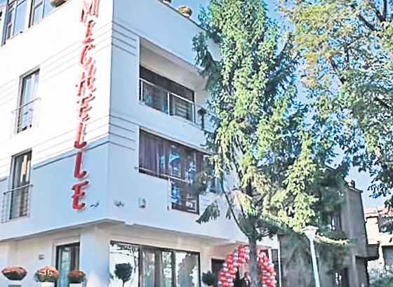 Elena Băsescu o acuză pe Mihaela Borcea că se folosește de numele ei pentru a-și promova salonul de înfrumuseţare