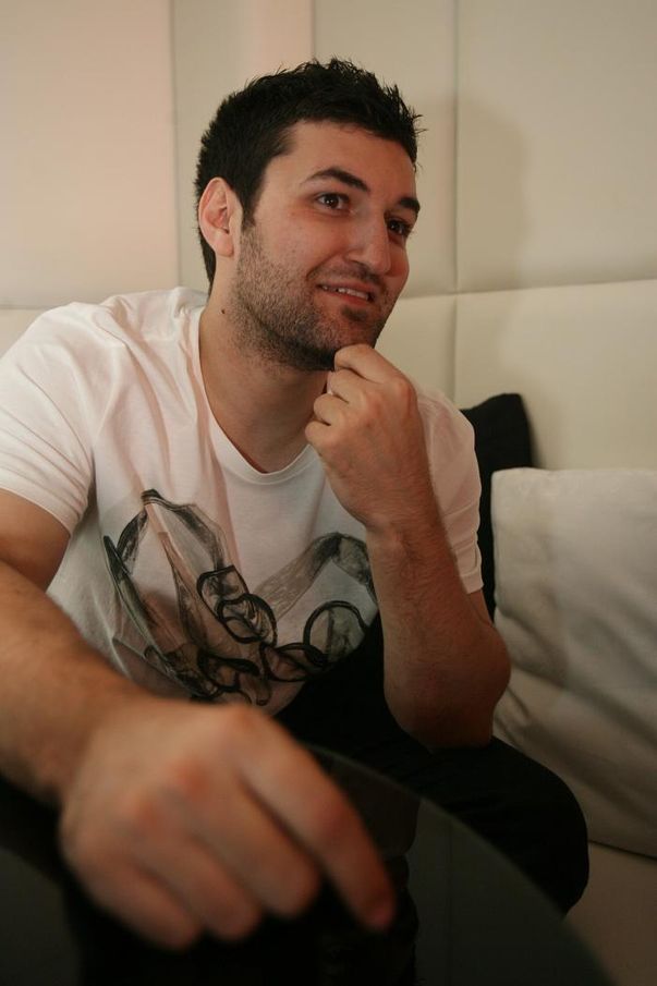 Cine este băieţelul ăsta timid, ale cărui piese le asculţi acum în fiecare zi?