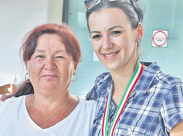 Florica A lexandru și Simona Gherman Simona Gherman, campioană europeană la spadă, este poreclită "Motănelul muşchetar"