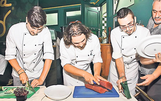 Teo şi soţul, amorezaţi ca doi adolescenţi | FOTO