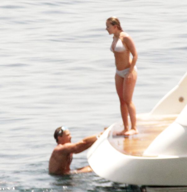 Una dintre cele mai frumoase femei din lume, aşa cum visau să o vadă milioane de bărbaţi: aproape goală, la mare | FOTO