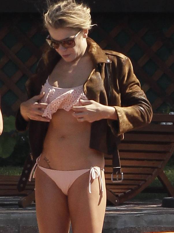 Vedeta care a făcut bărbaţii să leşine la mare. POZIŢIA cu care le-a sucit MINŢILE | FOTO