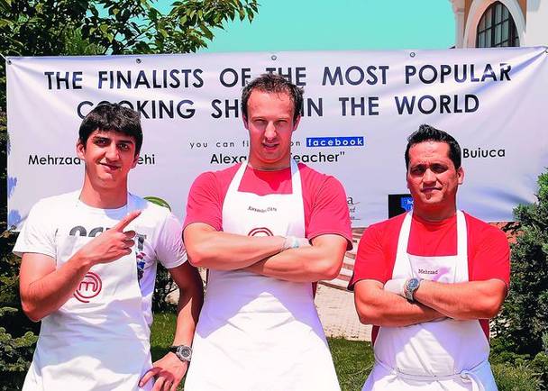 Mehrzad (medalion), alături de alţi trei foşti concurenţi, Cristian Păpuşoiu, Iris Lungu şi Alexandru Cîrţu (de la stânga la dreapta), la un concurs de gătit în aer liber de la Arad 